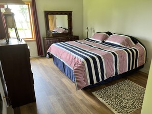3 bedrooms, desk, iron/ironing board, free WiFi