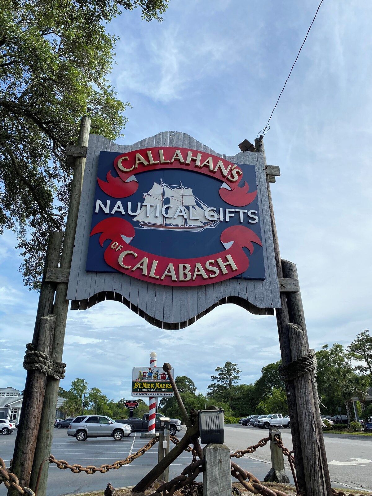 Een bord voor Callahan's Nautical Gifts in Calabash.