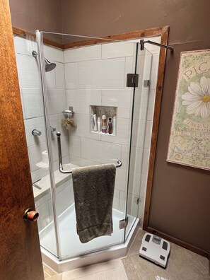 Bathtub, towels, soap, shampoo - Beautiful Mtn Views, Hot Tub, short walk to Cafe Aroma (monthly rental) (Idyllwild-Pine Cove)