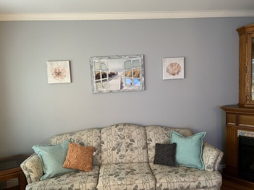 Newly updated cottage, beach within walking distance.
