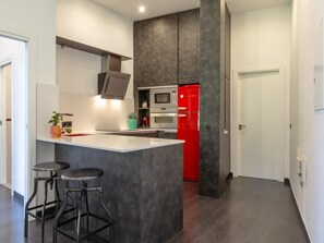 Kjøleskap, mikrobølgeovn, ovn og kaffetrakter/tekoker