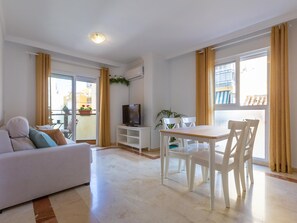 Living area - Bright apartment with terrace and parking in the center (Málaga)