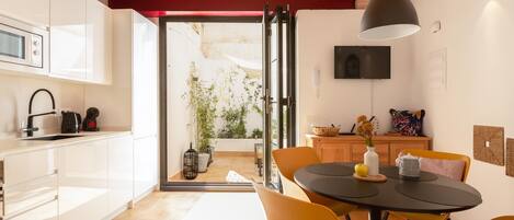 Een koelkast, een magnetron, een oven, een koffiezetapparaat/waterkoker