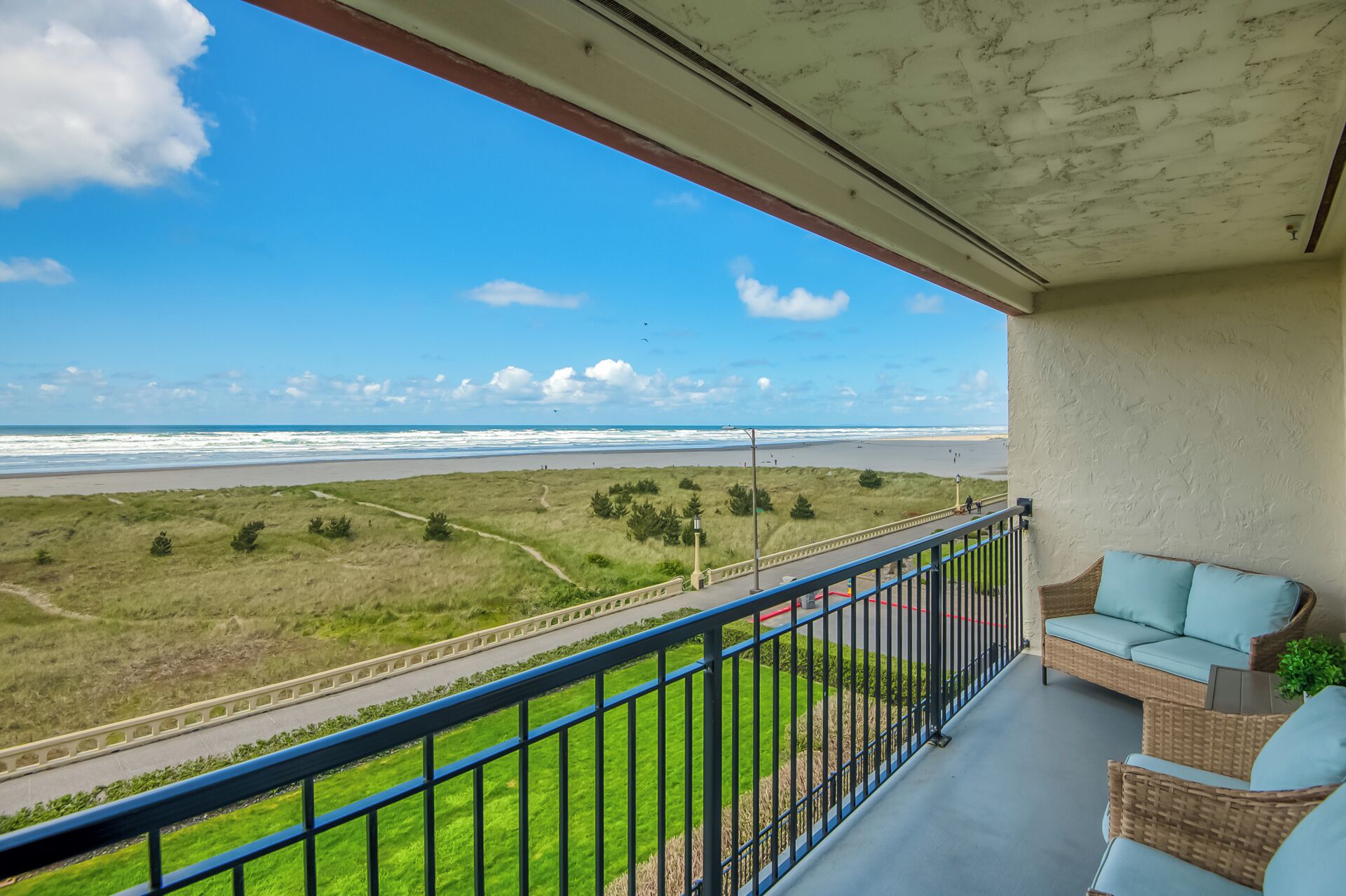 Oceanfront 3rd floor Balcony 2 blocks to Turnaround-Work Remotely