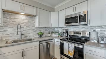 冰箱、微波炉、烤箱、炉灶