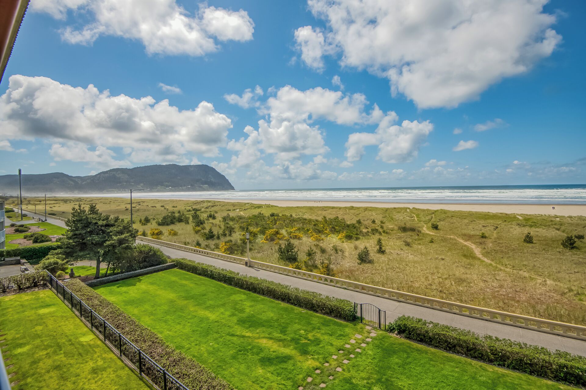 在海滩、沙滩椅、沙滩毛巾