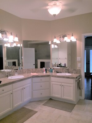 Combined shower/bathtub, towels, soap, shampoo