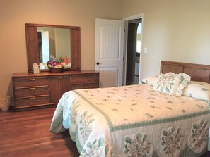 3 bedrooms, desk, iron/ironing board, free WiFi
