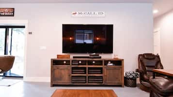 Townhome, 3 Bedrooms | Living room