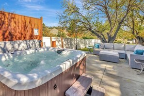 Outdoor spa tub - ViCTORIAN ViLLA-Hot Tub, Pool Table, Fabulous Yard (Paso Robles)