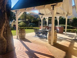 Outdoor dining - ViCTORIAN ViLLA-Hot Tub, Pool Table, Fabulous Yard (Paso Robles)