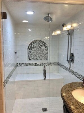 Badewanne, Haartrockner, Handtücher, Seife