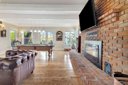 ViCTORIAN ViLLA-Hot Tub, Pool Table, Fabulous Yard