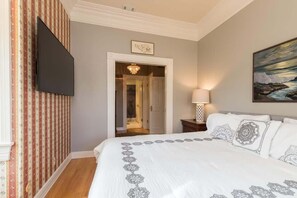 3 bedrooms, iron/ironing board, travel cot, WiFi - ViCTORIAN ViLLA-Hot Tub, Pool Table, Fabulous Yard (Paso Robles)