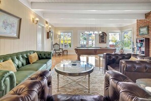 Smart TV, lareira, mesa de pingue-pongue, livros