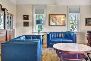 Smart-TV, peis, bordtennis og bøker