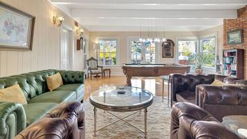 Smart TV, lareira, mesa de pingue-pongue, livros