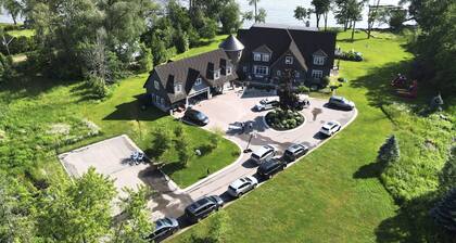 Large Lake Simcoe Cottage 8 Bedrooms