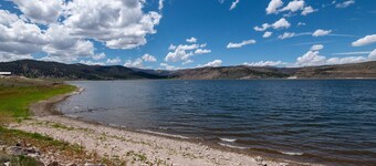 Cozy Cabin w/ Hot tub near amazing fishing lake!