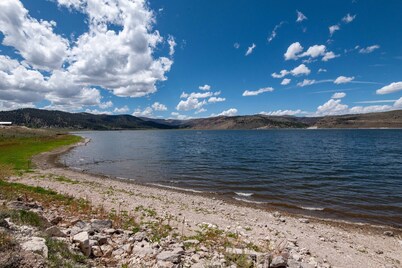 Cozy Cabin w/ Hot tub near amazing fishing lake!