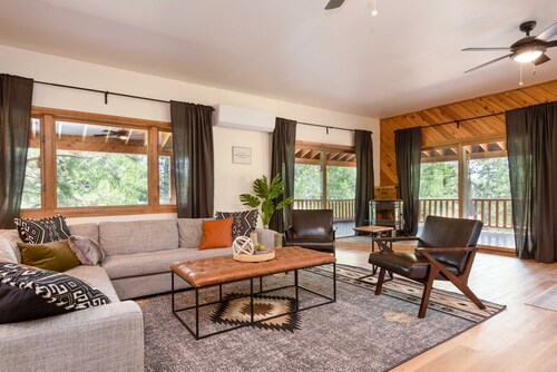 Cozy Cabin w/ Hot tub near amazing fishing lake!