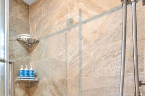 Duschwanne, Haartrockner, Handtücher, Shampoo