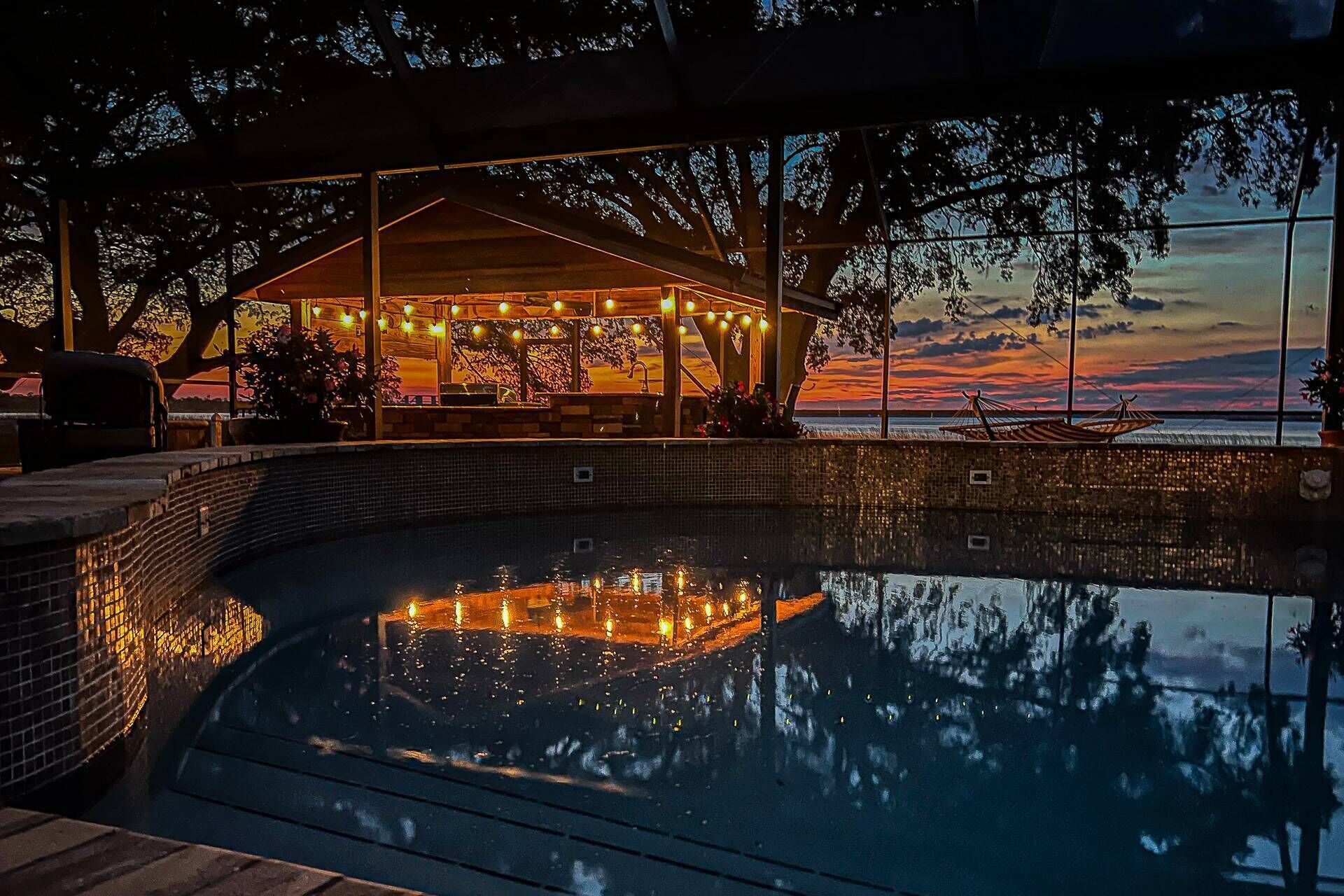 Piscine chauffée, chaises longues