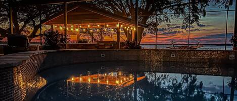 Alberca climatizada y camastros