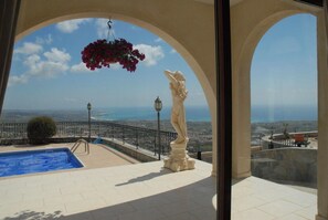 حمّام سباحة خارجي، حمّام سباحة مُدفَّأ