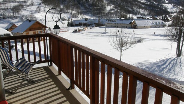A balcony with a view of a snowy mountain landscape, including houses and a clear sky. - 2-room apartment, 4 pers, SE, balcony, collective parking (Valloire)
