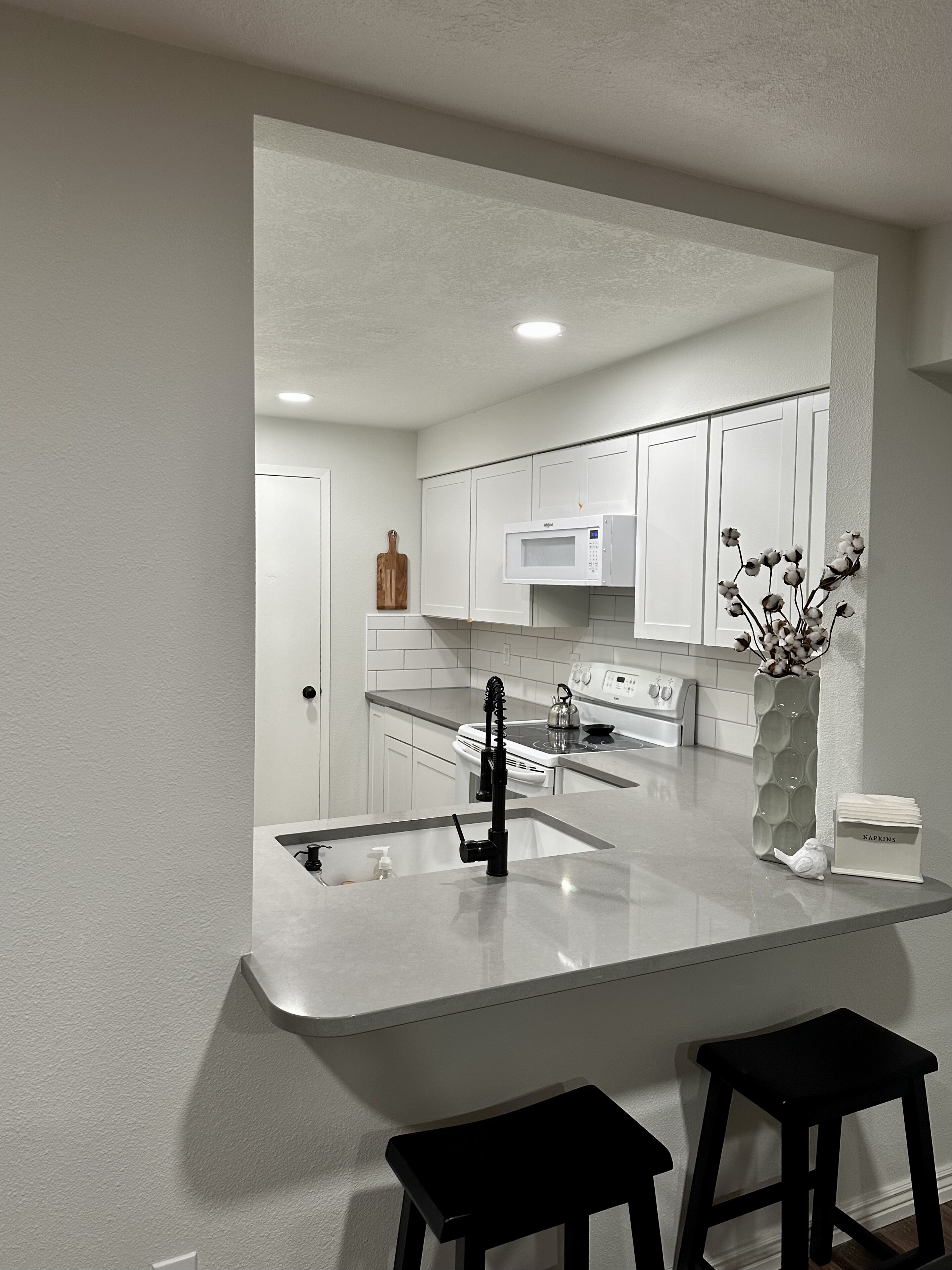 Jääkaappi, mikroaaltouuni, uuni, liesi