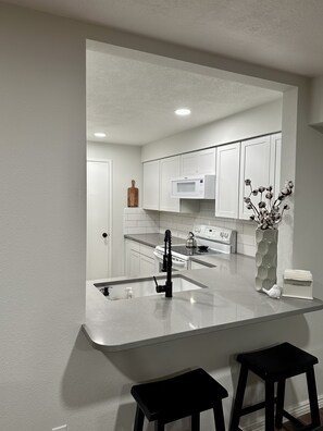 雪櫃、微波爐、焗爐、爐具