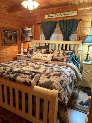 4 bedrooms, in-room safe, desk, iron/ironing board