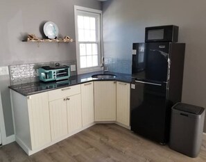 Fridge, microwave, oven, coffee/tea maker