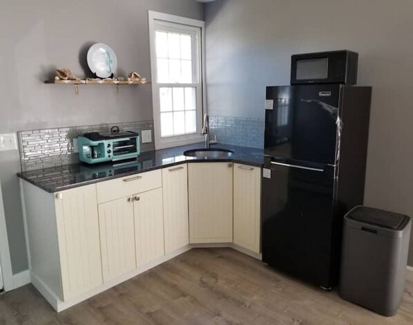 Refrigerador, microondas, horno y cafetera y tetera 