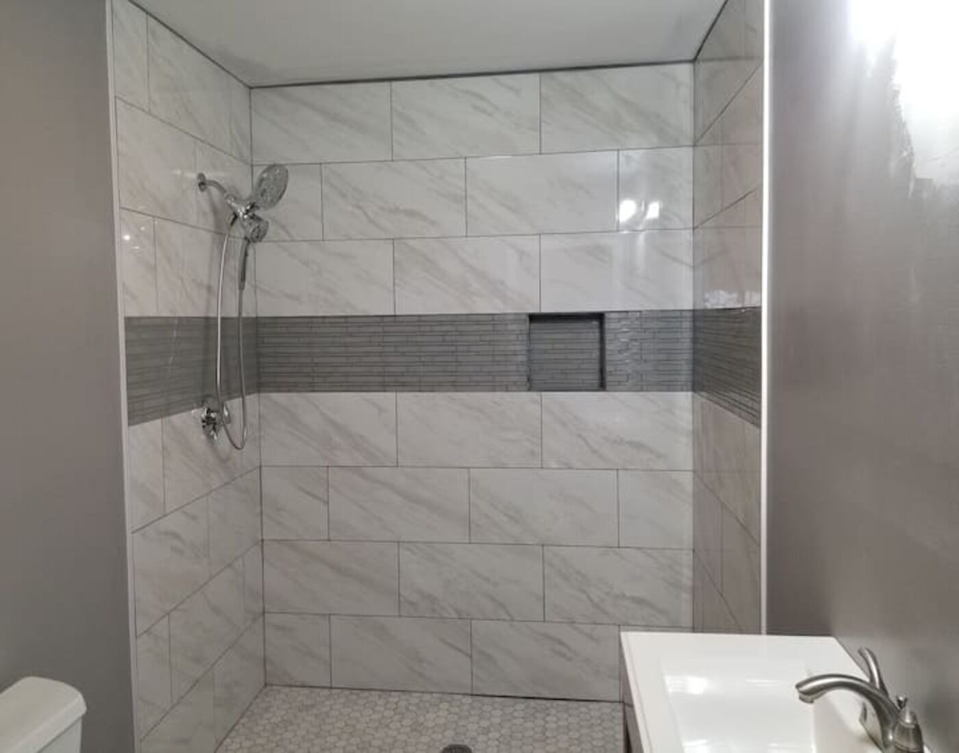 Baignoire, sèche-cheveux, chauffage par le sol (salle de bains), savon