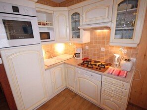 Kjøleskap, mikrobølgeovn, ovn og oppvaskmaskin