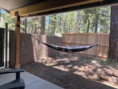 Adorable 2 bedroom guesthouse in the pines