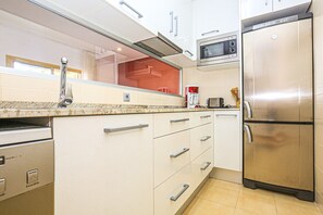 Fridge, microwave, stovetop, dishwasher