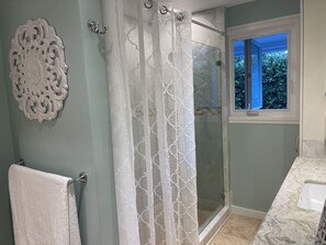 Shower, hair dryer, towels, soap - La Bella's Bed and Breakfast-Nai’a Suite-Walk to beach-In Kailua (O’ahu) (Kailua)