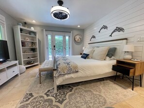 1 dormitorio, escritorio, tabla de planchar con plancha y cuna de viaje