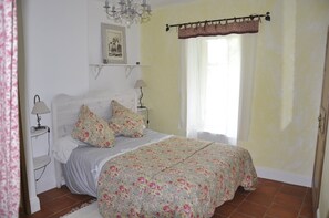 2 chambres, bureau, fer et planche à repasser, lit parapluie