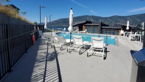 Utomhuspool och uppvärmd pool