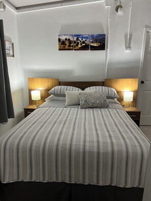 1 bedroom, desk, iron/ironing board, free WiFi - Shirley's Retreat, serenity and charm in a rural setting, 15 mins from airport. (Centeno)