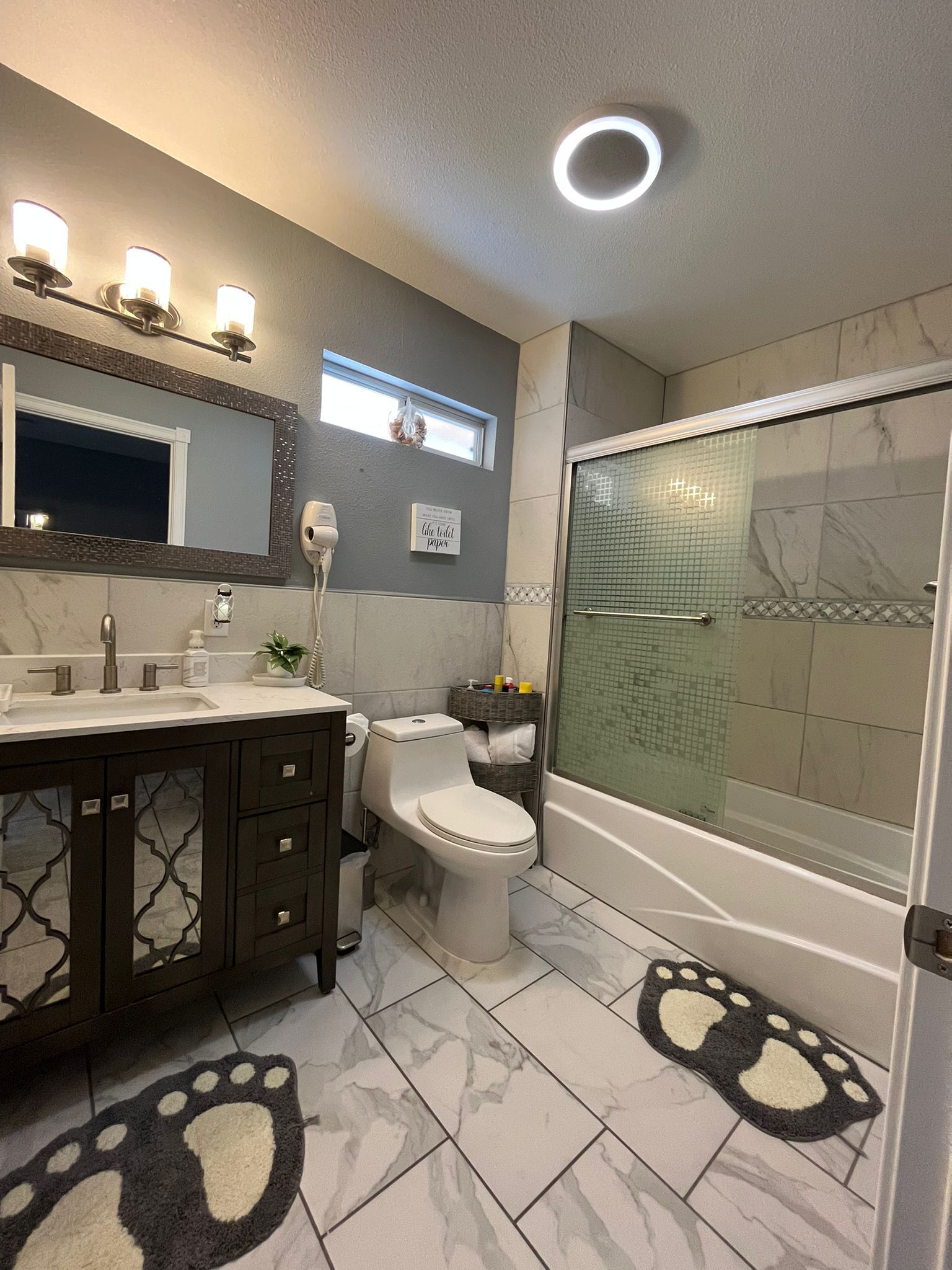 Combined shower/tub, hair dryer, towels, soap