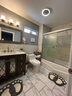 Ensemble douche/baignoire, sèche-cheveux, serviettes fournies, savon