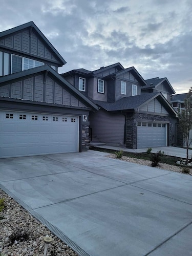 COZY 2 Bedroom Guest suite with Private Entrance