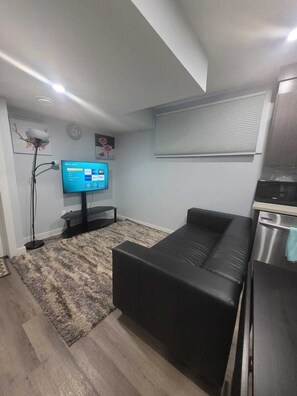 Smart TV, Netflix, streaming services - COZY 2 Bedroom Guest suite with Private Entrance (Edmonton)