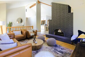 Smart TV, caminetto, videogiochi, tavolo da ping pong