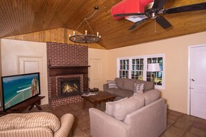 TV - Snowbird Friendly - Waterfront Home |Private Dock and Water Access |Military Welcome (Fort Walton Beach)